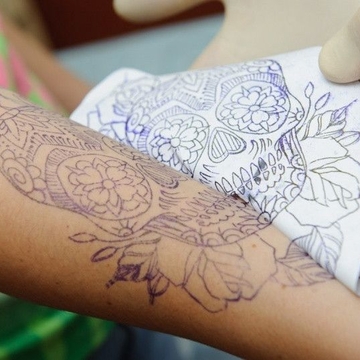 Übertragen einer Tattoo-Skizze auf die Haut