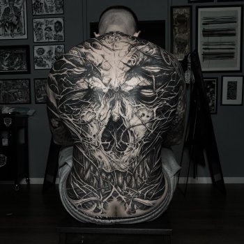 Tattoo artist Rene Hilken