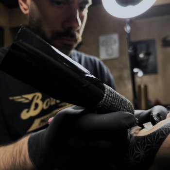 Tattoo artist Fellipe Romeiro