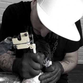 Tattoo artist MOSH