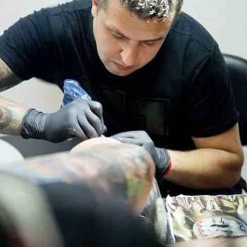 Tattoo artist Led Coult