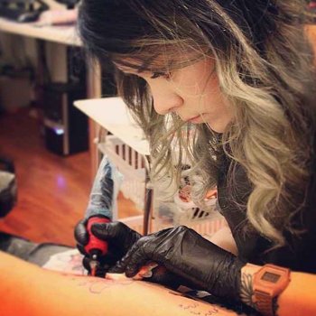 Tattoo artist Yeliz Ozcan