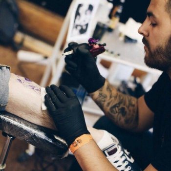 Tattoo artist Alex Oberov