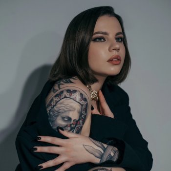 Tattoo artist Виола Вайсс