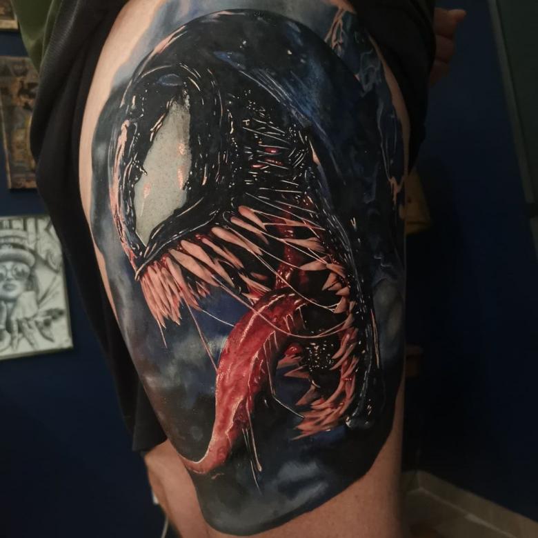 The client asked me for a cover up of this tattoo. And then he told me he  wanted the Spawn-themed full sleeve tattoo. I almost fell on my back with  joy.... |