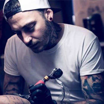 Tattoo artist Hugo Fiest