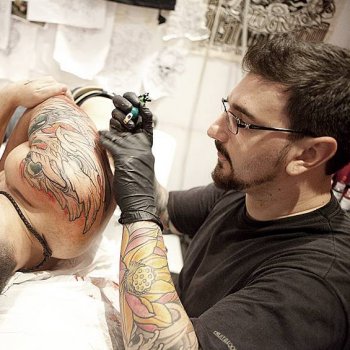Tattoo artist Toni Angar