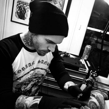 Tattoo artist Ian Det