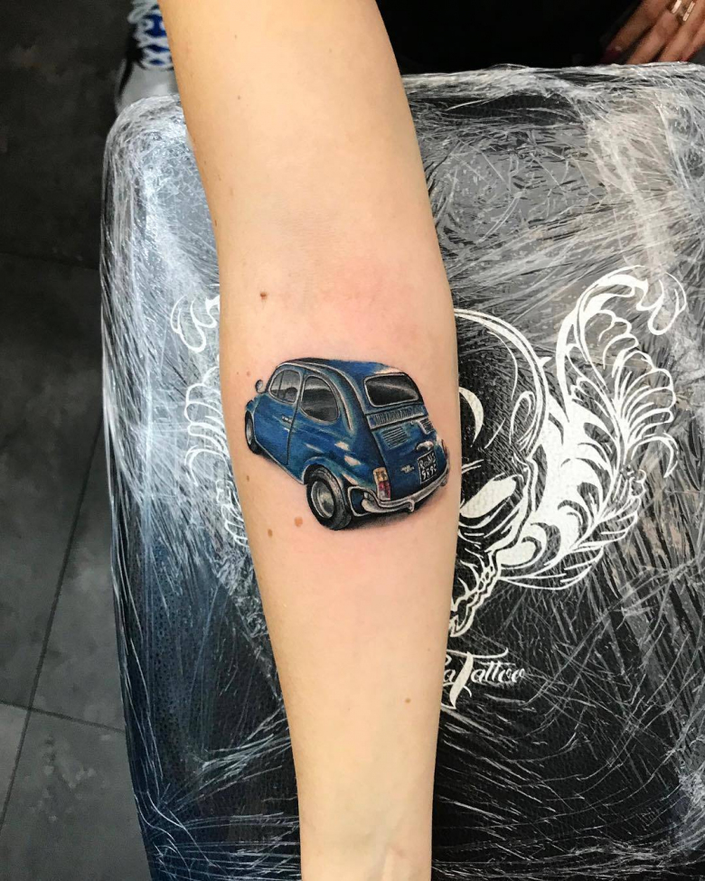 Tattoo artist Alberto Marzari, color small realistic tattoos, minimalism | Roma, Italy