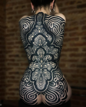 Tattoo artist Сharly Saconi