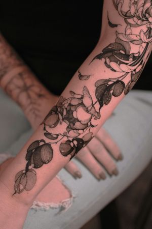 Arty's Floral Fantasies: How This Berlin-Based Artist Redefined Botanical Tattoos!