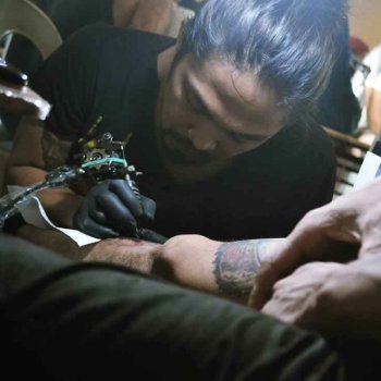 Tattoo artist Demunik Tattoo