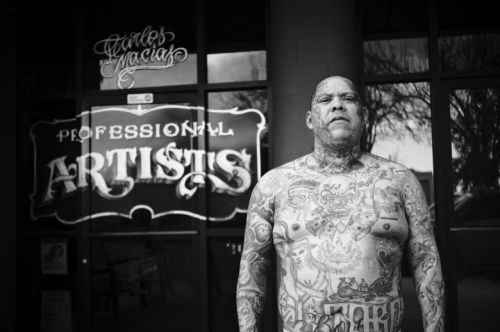 Professional tattoo artist at work in a tattoo studio Stock Photo - Alamy
