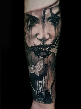 Black and gray realism by Chilean artist Dario