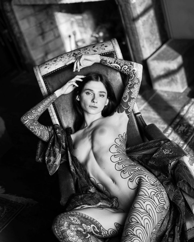Cosmic beauty of the French tattoo model Noemie