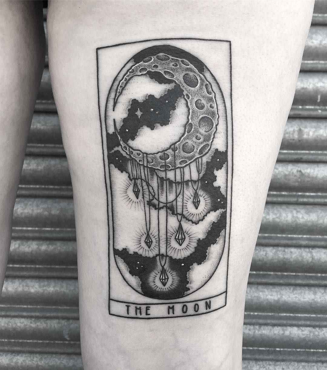 纹身艺术家Lozzy Bones黑色纹身中世纪故事和塔罗牌 | UK