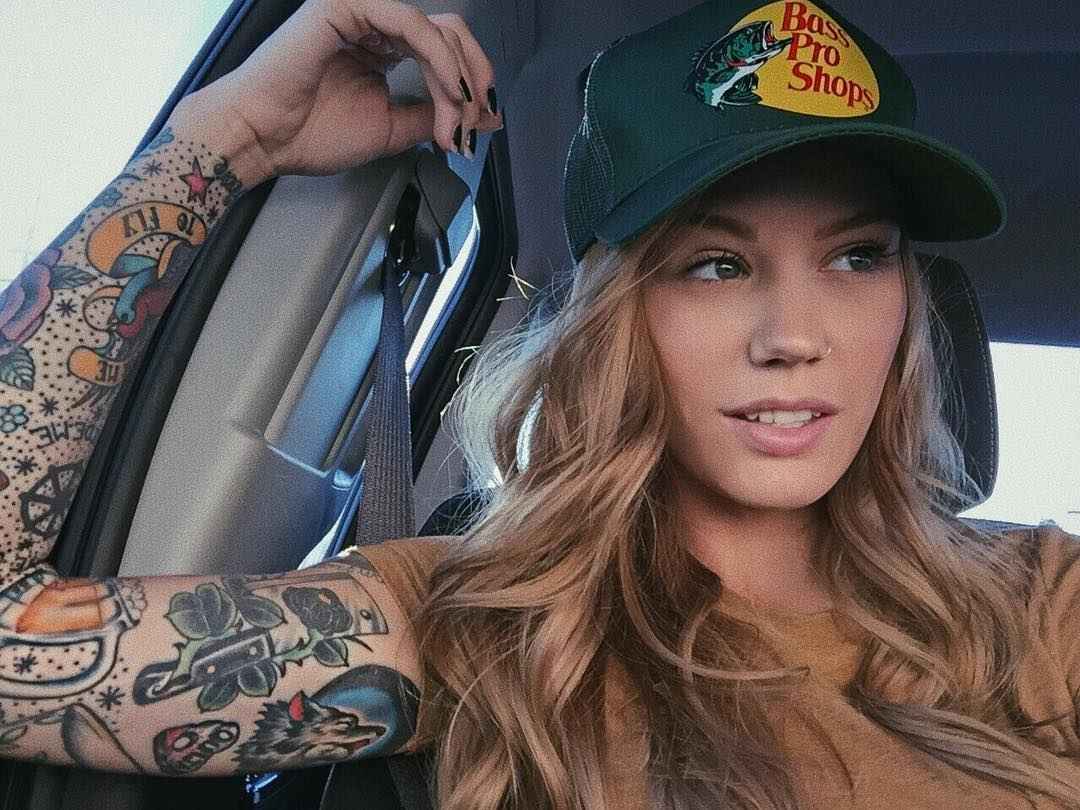 Modelo tatuada Lisa Marie, fotomodelo femenina alternativa |  EE.UU