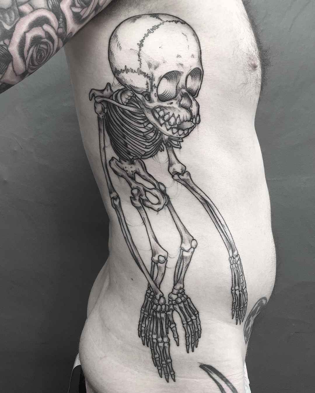 纹身艺术家Lozzy Bones黑色纹身中世纪故事和塔罗牌 | UK