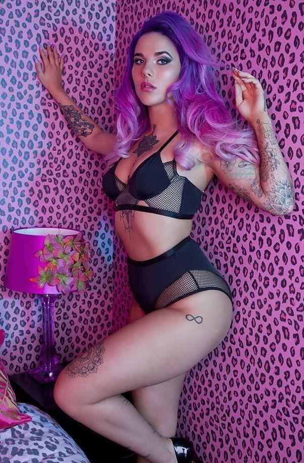 Modelo tatuada Dannika Daisy, modelo de fotografía alternativa |  Reino Unido