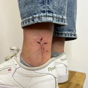 Female Black  tattoo on Leg #63309 | Tattoo Artist Lara Maju