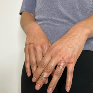 Female Black  tattoo on Fingers #63306 | Tattoo Artist Lara Maju