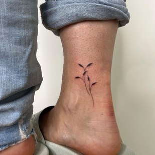 Female Black  tattoo on Leg #63307 | Tattoo Artist Lara Maju