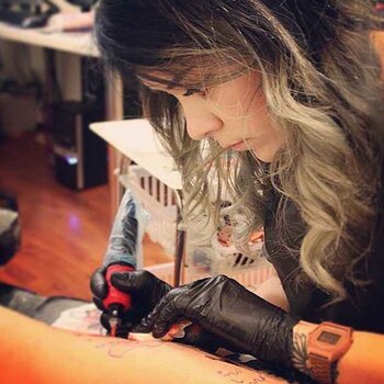 Tattoo artist Yeliz Ozcan