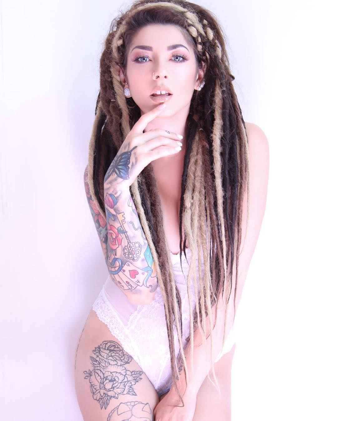 Modelo femenina tatuada Alessia (AleRose Bunny) Amoruso, modelo fotográfico alternativo italiano |  Milán, Italia