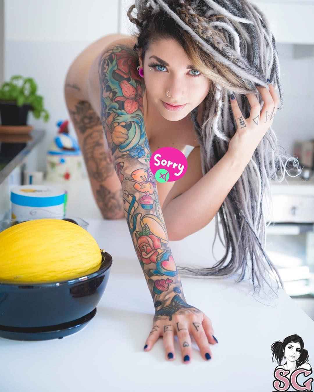 Modelo femenina tatuada Alessia (AleRose Bunny) Amoruso, modelo fotográfico alternativo italiano |  Milán, Italia