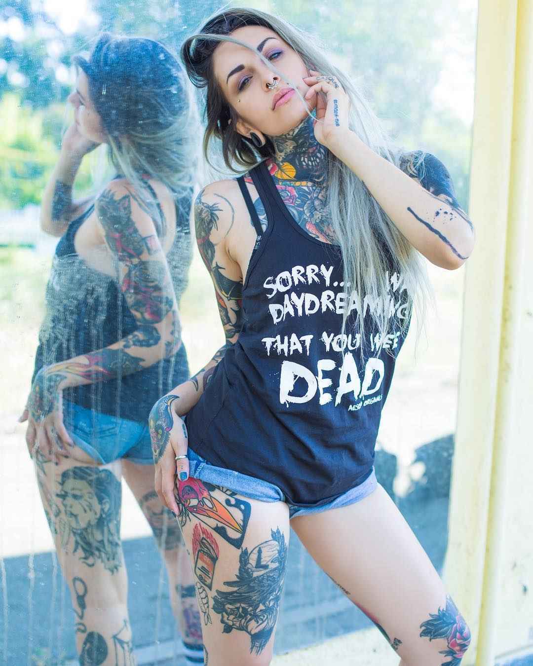 Modelo tatuada Slim Suicide, modelo de fotografía alternativa, chica tatuada |  Milán, Italia