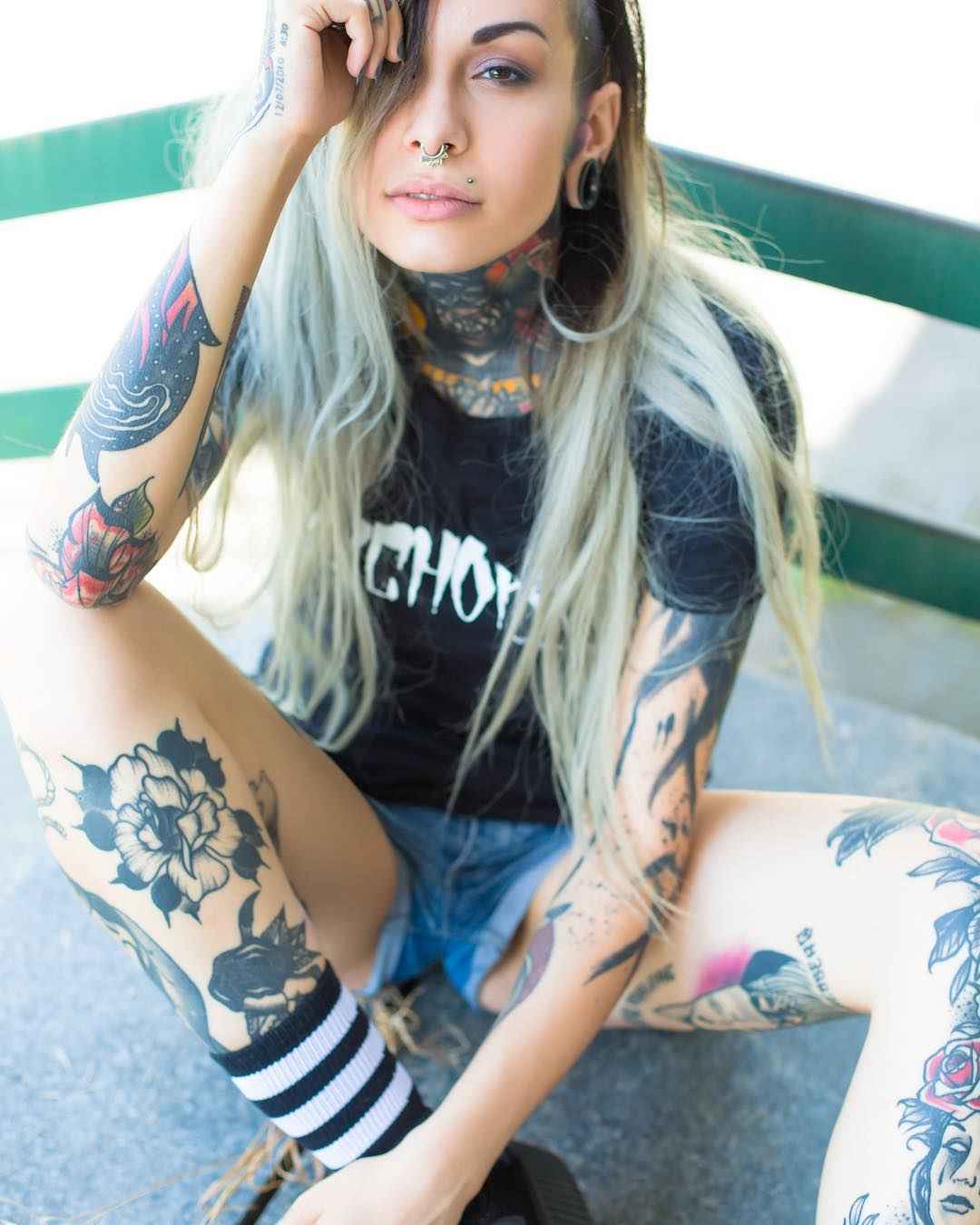 Modelo tatuada Slim Suicide, modelo de fotografía alternativa, chica tatuada |  Milán, Italia