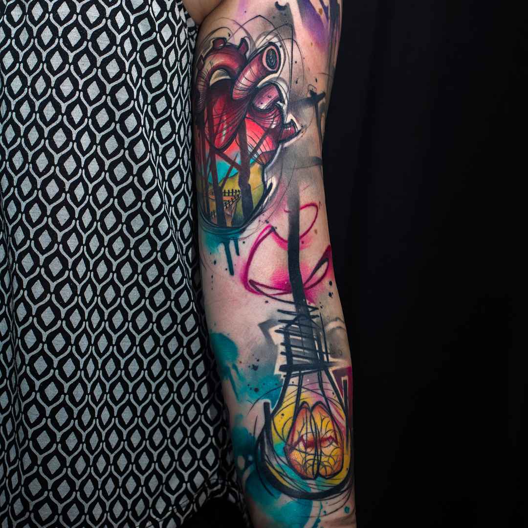纹身艺术家Uncl Paul知道颜色新学派纹身在作者风格 | 希腊雅典