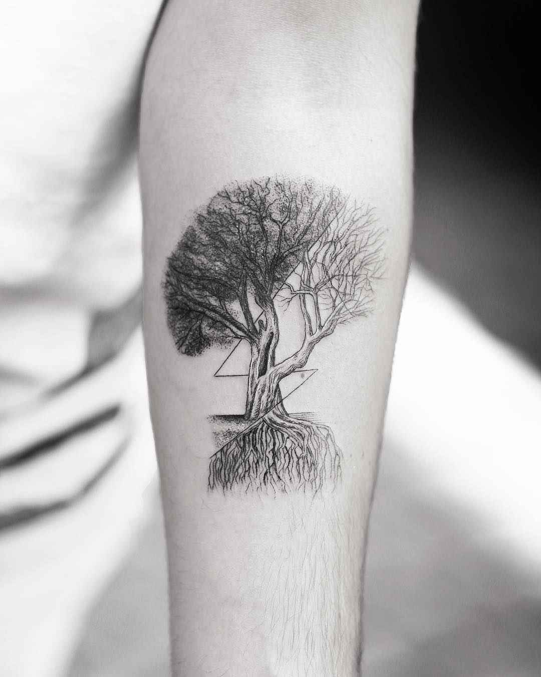 Tattoo艺术家Alessandro Capozzi黑色作者极简风格 tattoo | 罗马，意大利