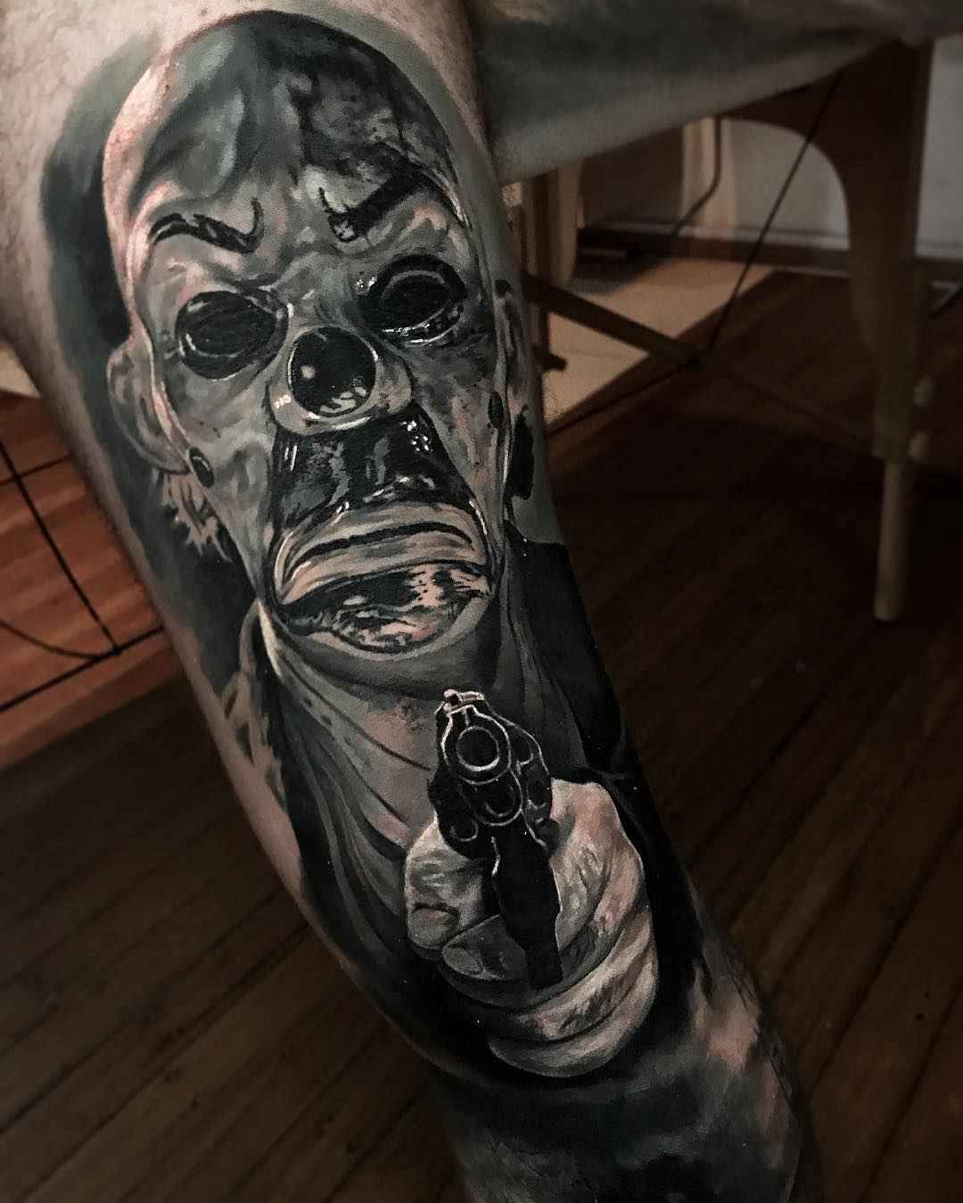 Tattoo artist Damon Holleis