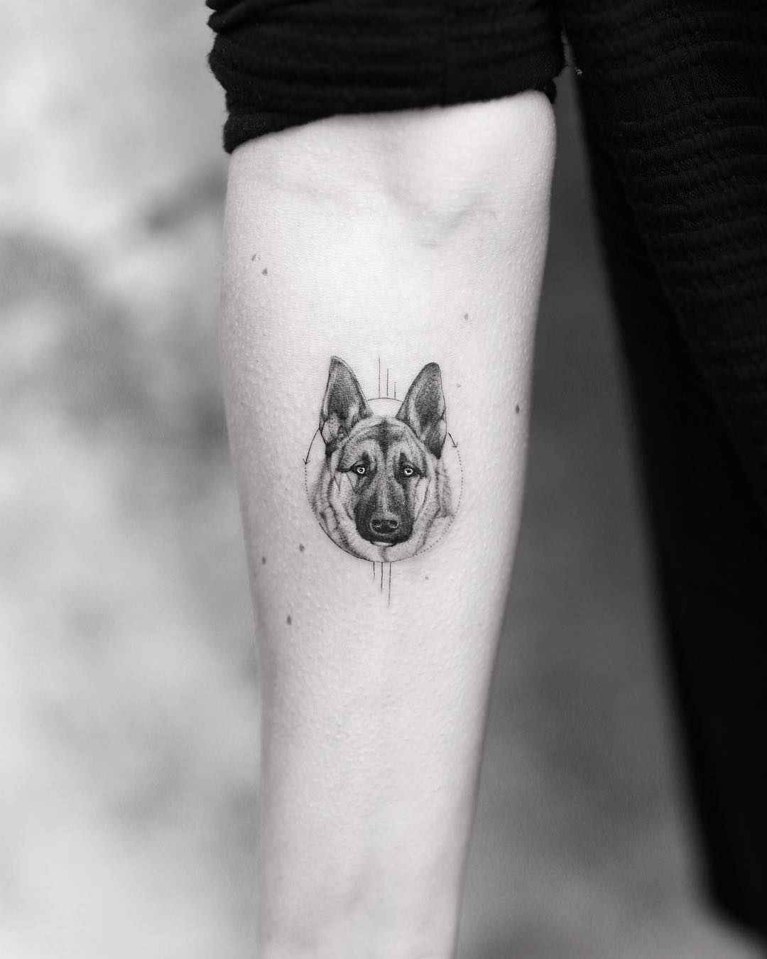 Tattoo艺术家Alessandro Capozzi黑色作者极简风格 tattoo | 罗马，意大利