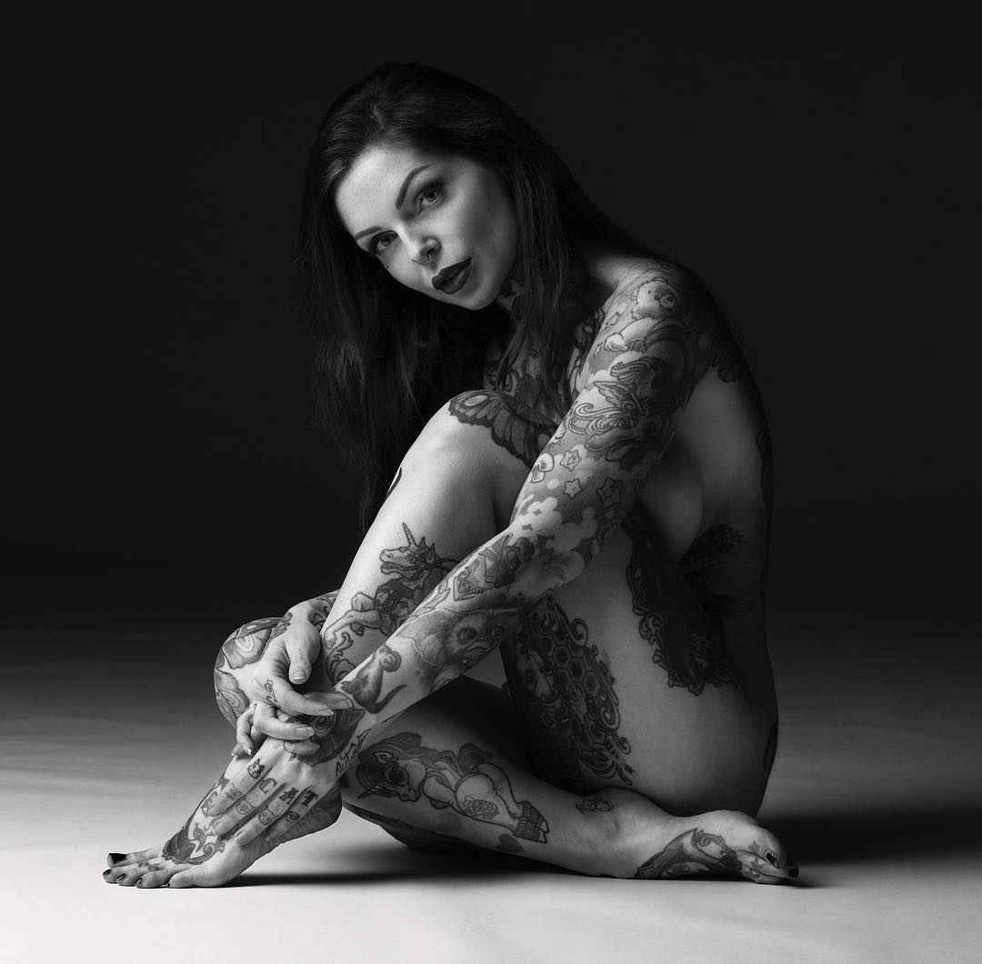 Famosa modelo tatuada Riae, modelo fotográfico alternativo |  Italia