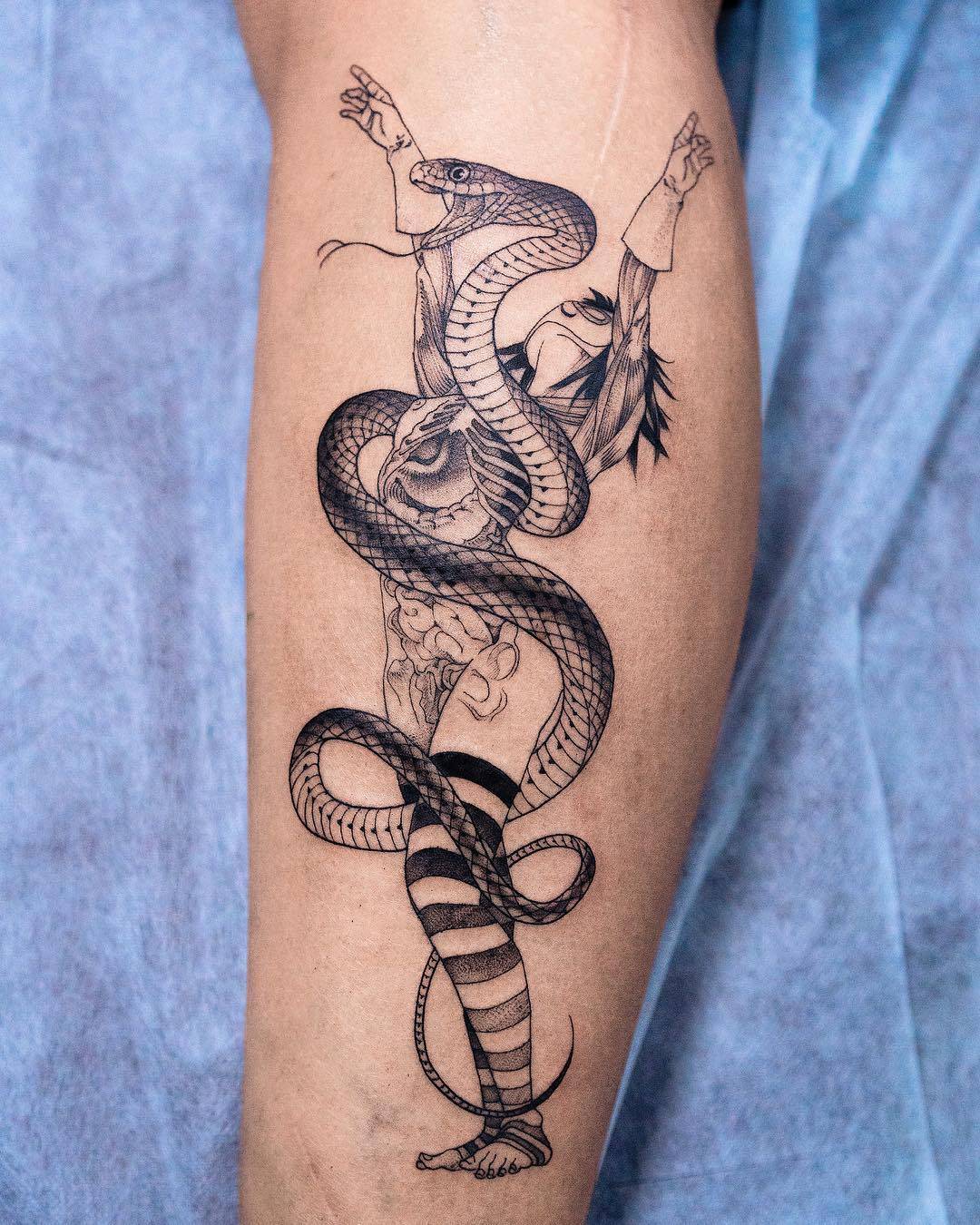 Tattoo artist Oozy, authors sketch surrealistic tattoo | Seoul, Korea