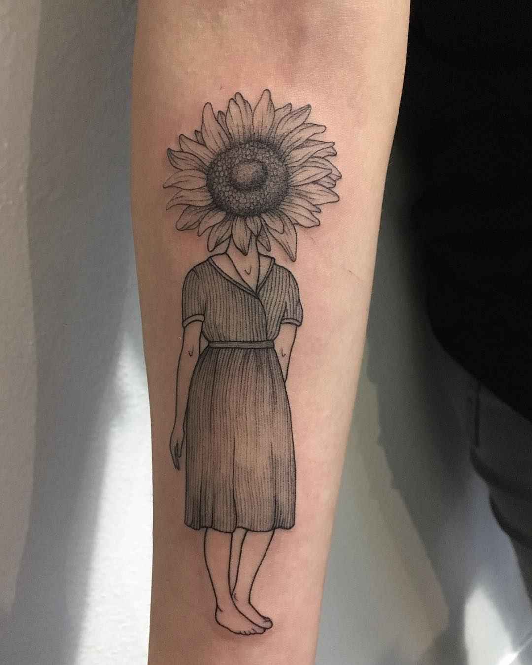 Tattoo艺术家Anna Neudecker创作黑色超现实主义纹身，线条艺术，极简主义 | 意大利米兰