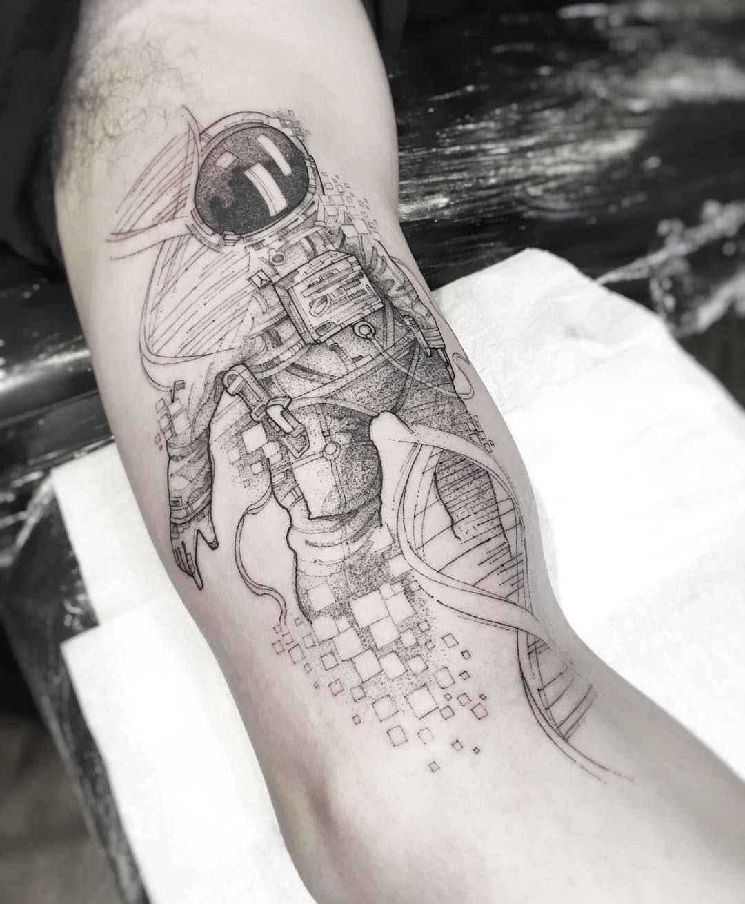 Tattoo artist William Marin thin black tattoo , graphic, linework, minimalism | Brazil