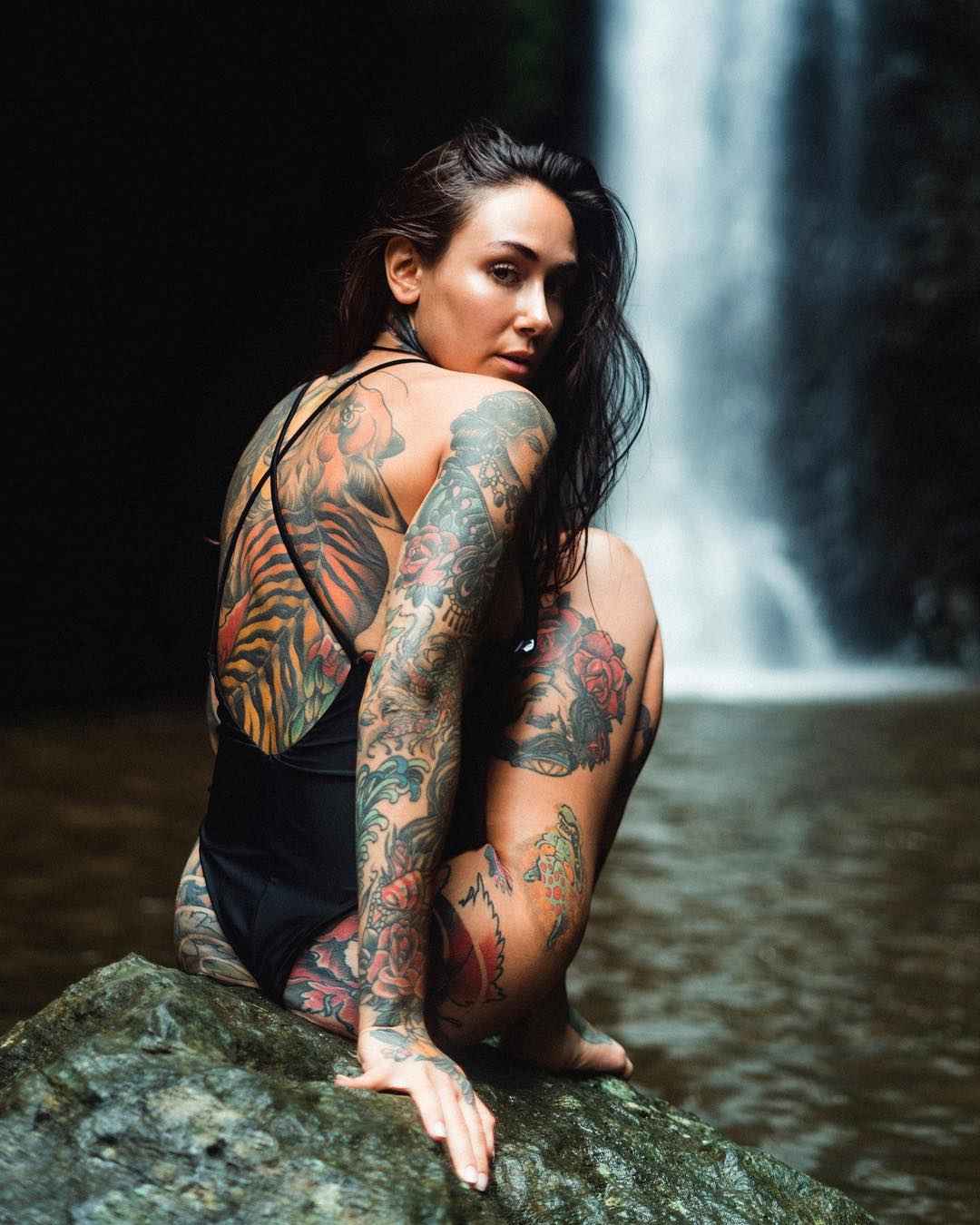 Modelo tatuada y tatuadora Michelle Maron, modelo de fotografía alternativa, chica tatuada |  Suecia