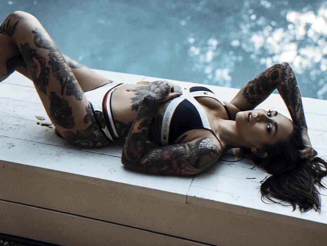 Modelo tatuada y tatuadora Michelle Maron, modelo de fotografía alternativa, chica tatuada |  Suecia