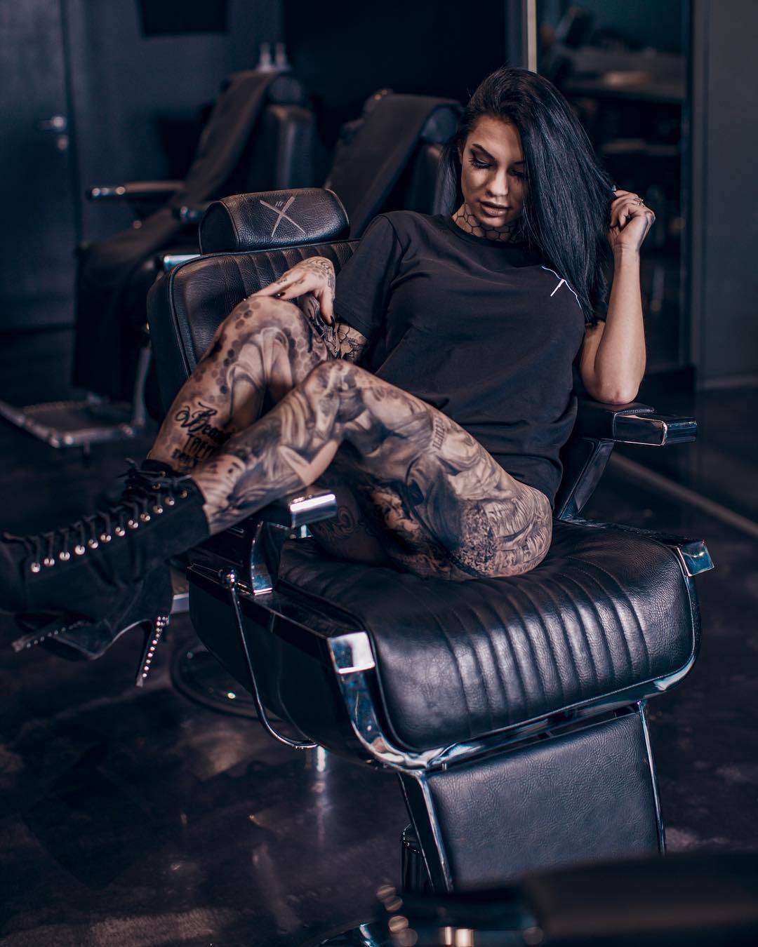 Alternative tattoo model Bee Phillips, photo model, barber girl with tattoo | United Kingdom