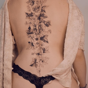 Female Black Botanical tattoo on Back #35537 | Tattoo Artist Karolina Szymańska