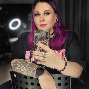 Tattoo artist Anastasiya Azari