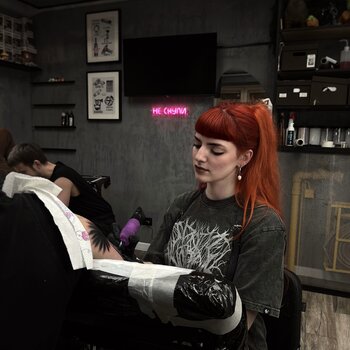 Tattoo artist Olesya Fraydlin