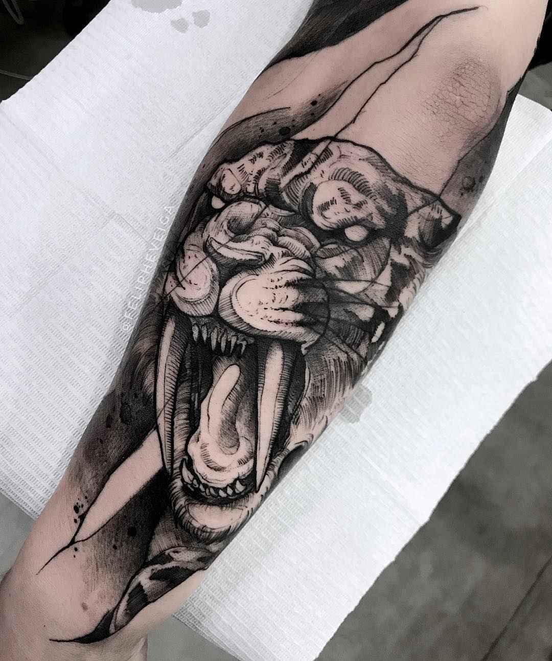 纹身艺术家Feliphe Veiga创作黑色草图纹身，黑色纹身 | 巴西