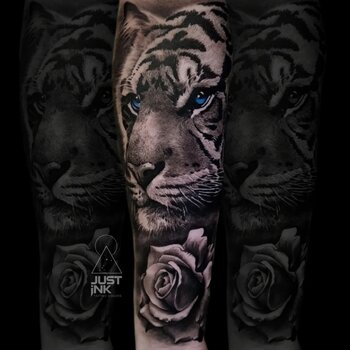Tattoo artist Albert Gajewski