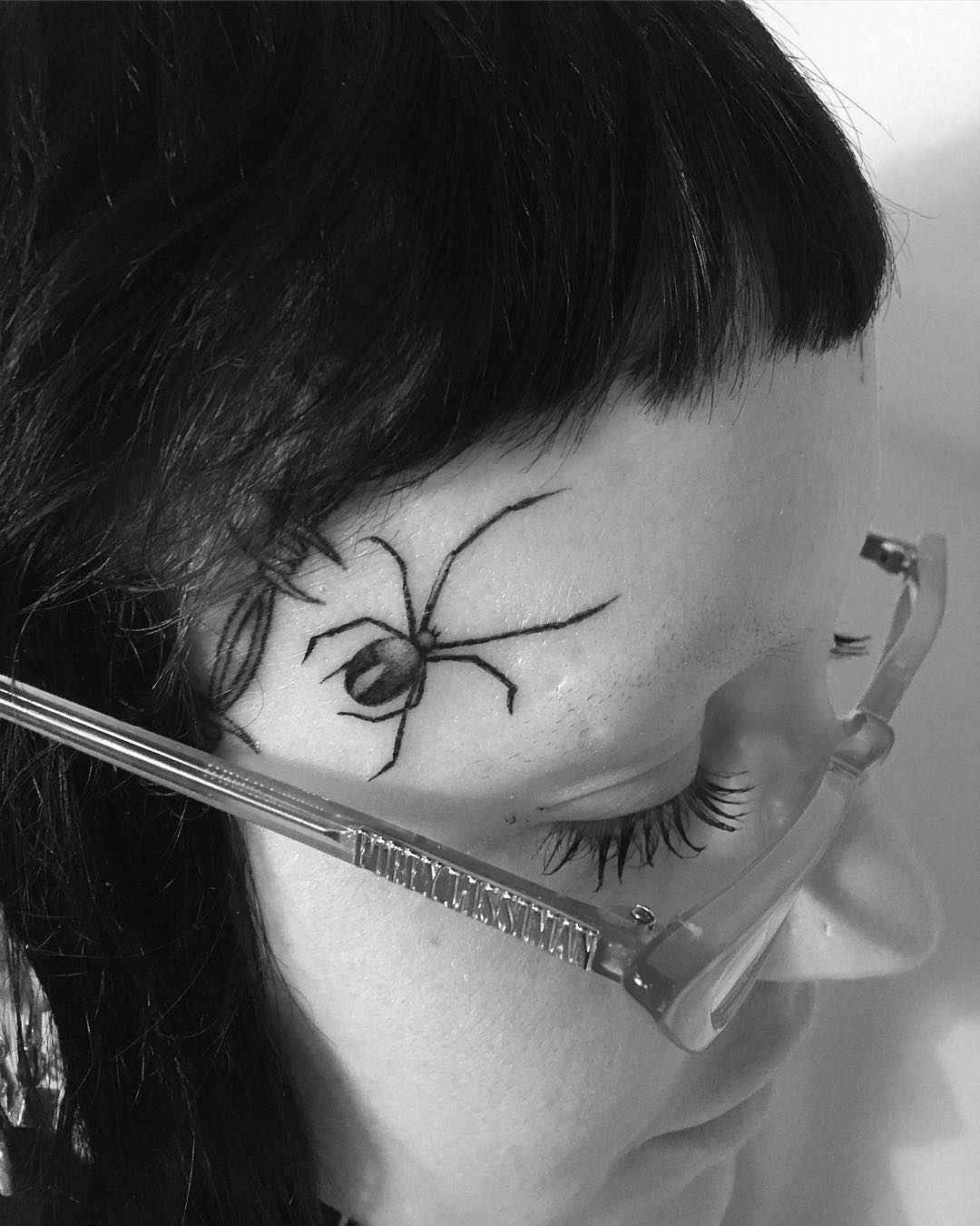  Tattoo artist Stefan Spider Sinclair, authors black dotwork minimalistic tattoo | New Zealand