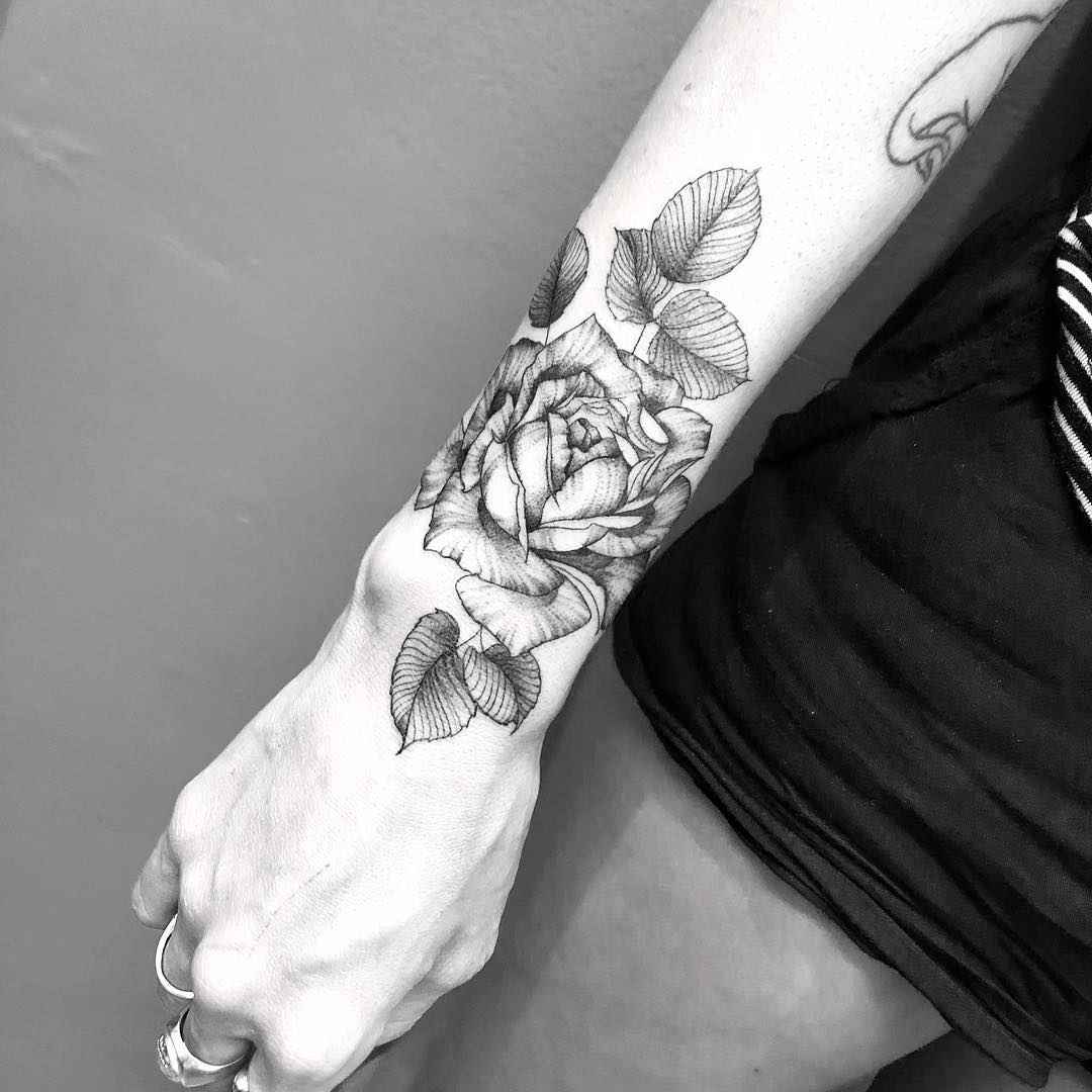 纹身艺术家Sandra Cunha创作的黑色纹身、线条纹身、现实主义 | 巴西