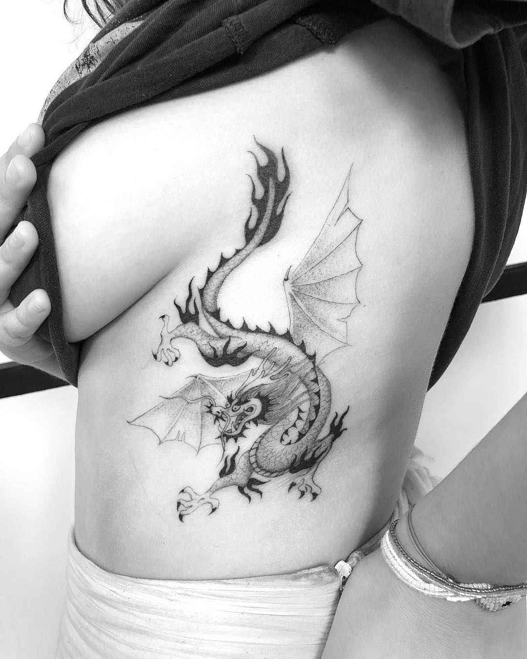 Tattoo artist Stefan Spider Sinclair, authors black dotwork minimalistic tattoo | New Zealand